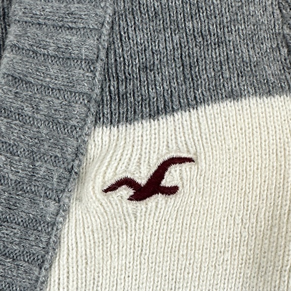 Y2K Hollister Gray and Cream Striped Button Down Cardigan - Picture 4 of 7